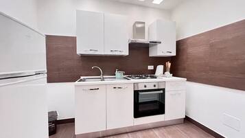 Frigorifero, forno, piano cottura, macchina per tè/caffè