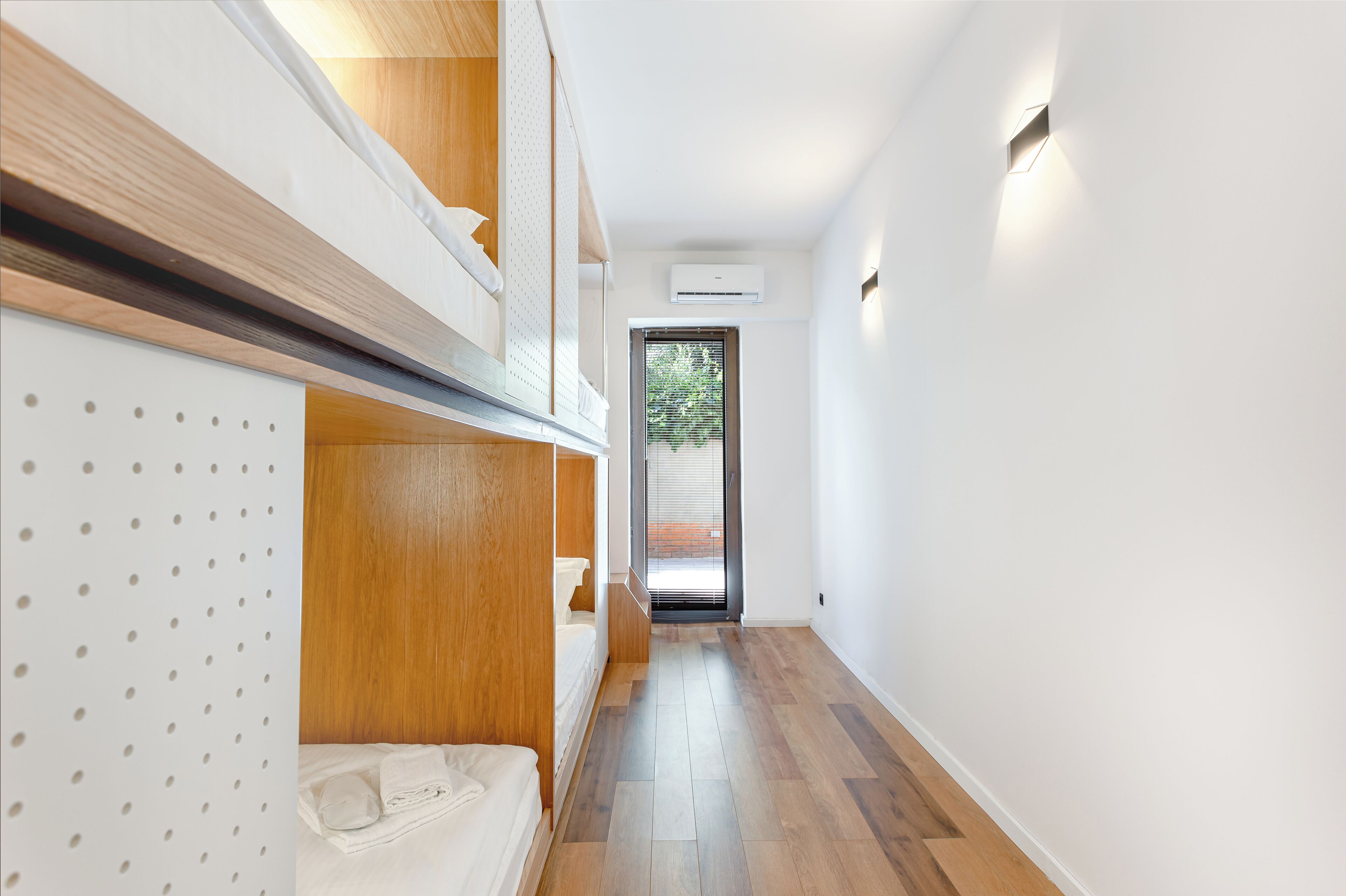 Cortinas blackout, tabla de planchar con plancha y wifi gratis 