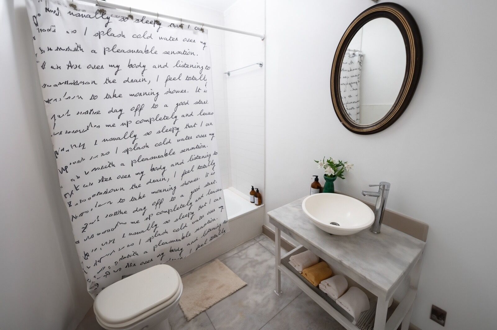 Douche, sèche-cheveux, bidet, serviettes fournies