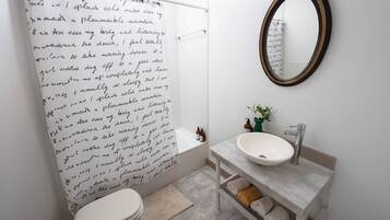 Douche, sèche-cheveux, bidet, serviettes fournies