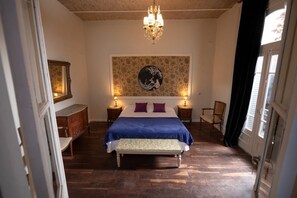 5 bedrooms, travel crib, WiFi, bed sheets