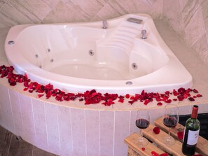 Romantisch huisje | Badkamer | Een bad/douchecombinatie, een bubbelbad, een hydromassagedouche