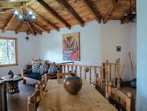 Stuga Comfort | Vardagsrum | Platt-tv och eldstad