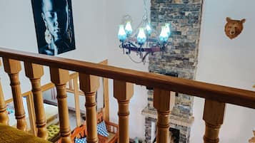 特級小屋 | 客廳 | 平面電視、壁爐