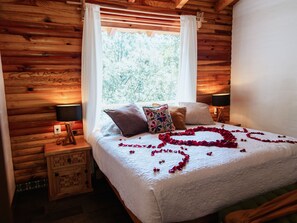 Romantic Cabin | 1 bedroom, Egyptian cotton sheets, premium bedding, down comforters - BACANA CABAÑAS DE ALQUILER (Mazamitla)