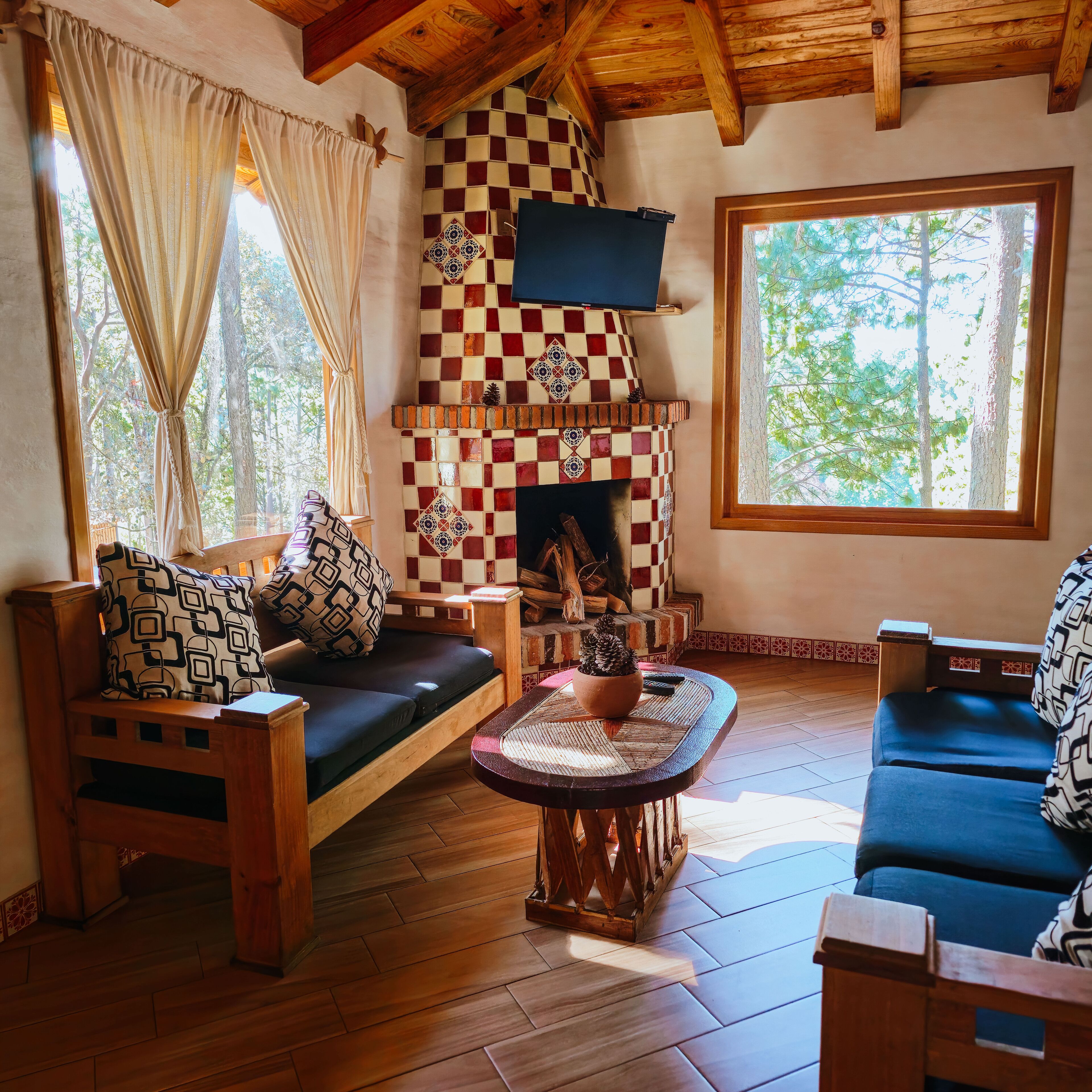 컴포트 캐빈 | 거실 공간 | 평면 TV, 벽난로