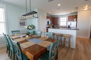 Dining - Ocean Facing 4/4 with Beach & Bay Views and Resort Style Amenities! (Galveston)