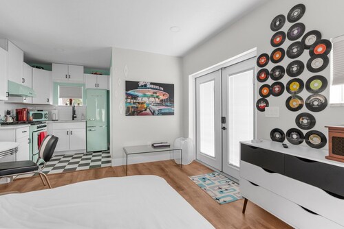 Sunset Bungalows Lil' Green: Heated Pool, Near Beach & DT, Fenced