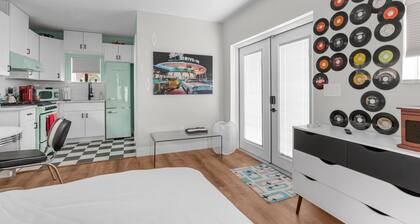 Sunset Bungalows Lil' Green: Heated Pool, Near Beach & DT, Fenced