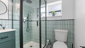 Doccia, asciugacapelli, bidet, asciugamani