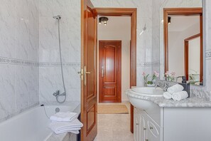 Shower, hair dryer, bidet, towels