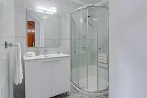 Douche, sèche-cheveux, bidet, serviettes fournies