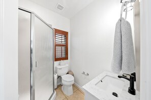 Handtücher, Seife, Shampoo, Toilettenpapier