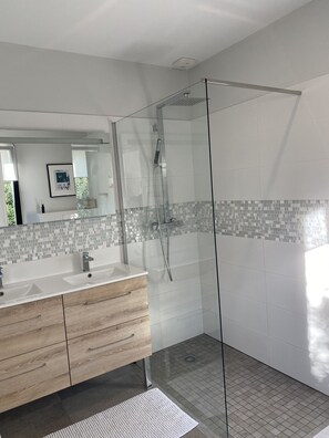 Douche, sèche-cheveux, serviettes fournies, savon