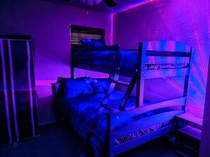 3 bedrooms, travel cot, WiFi, bed sheets - Glamper's Dream - Lakefront Cabin with Mountain View (Clayton)