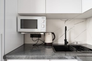 Four à micro-ondes, un four, surface de cuisson, lave-vaisselle