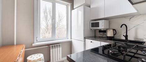 Four à micro-ondes, un four, surface de cuisson, lave-vaisselle