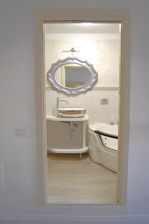 Jetted tub, hair dryer, bidet, towels