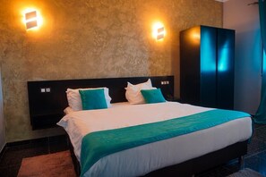 Habitación estándar con 1 cama doble o 2 individuales | Ropa de cama de alta calidad y minibar