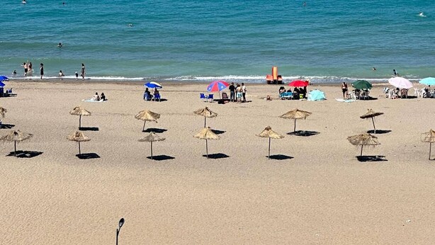 A beach with umbrellas and people. - Syphax Tichy Plage (Tichy)