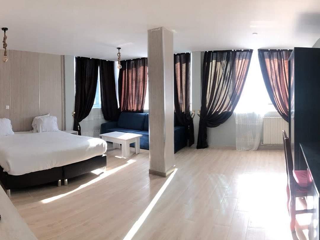 Standard-Doppel- oder -Zweibettzimmer | Hochwertige Bettwaren, Minibar, laptopgeeigneter Arbeitsplatz