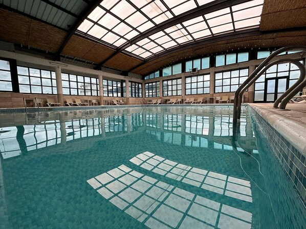 Una piscina al aire libre de temporada