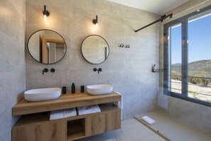 Umweltfreundliche Kosmetikartikel, Haartrockner, Bidet, Handtücher
