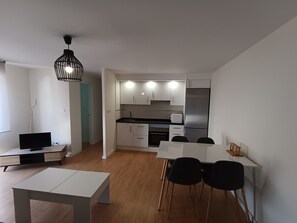 Réfrigérateur, micro-ondes, four, cafetiÚre/bouilloire