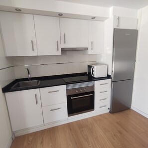 Réfrigérateur, micro-ondes, four, cafetiÚre/bouilloire