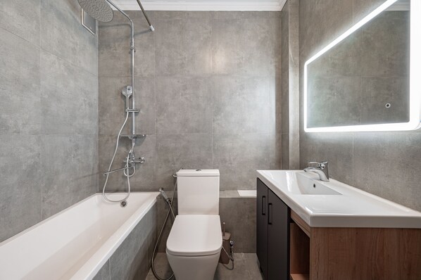 Jetted tub, hair dryer, bidet, towels