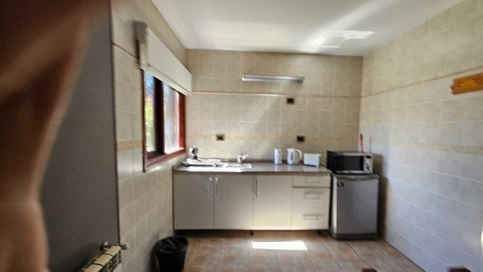 Microondas, placa de cocina y utensilios de cocina