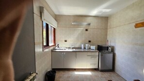 Micro-ondas, cooktop, talheres/pratos/utensílios de cozinha