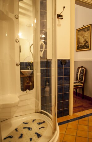 Shower, hair dryer, bidet, towels - B&B L'Incanto,the b&b in the Historic Center 2 km from the Divine Coast... (Cava de' Tirreni)