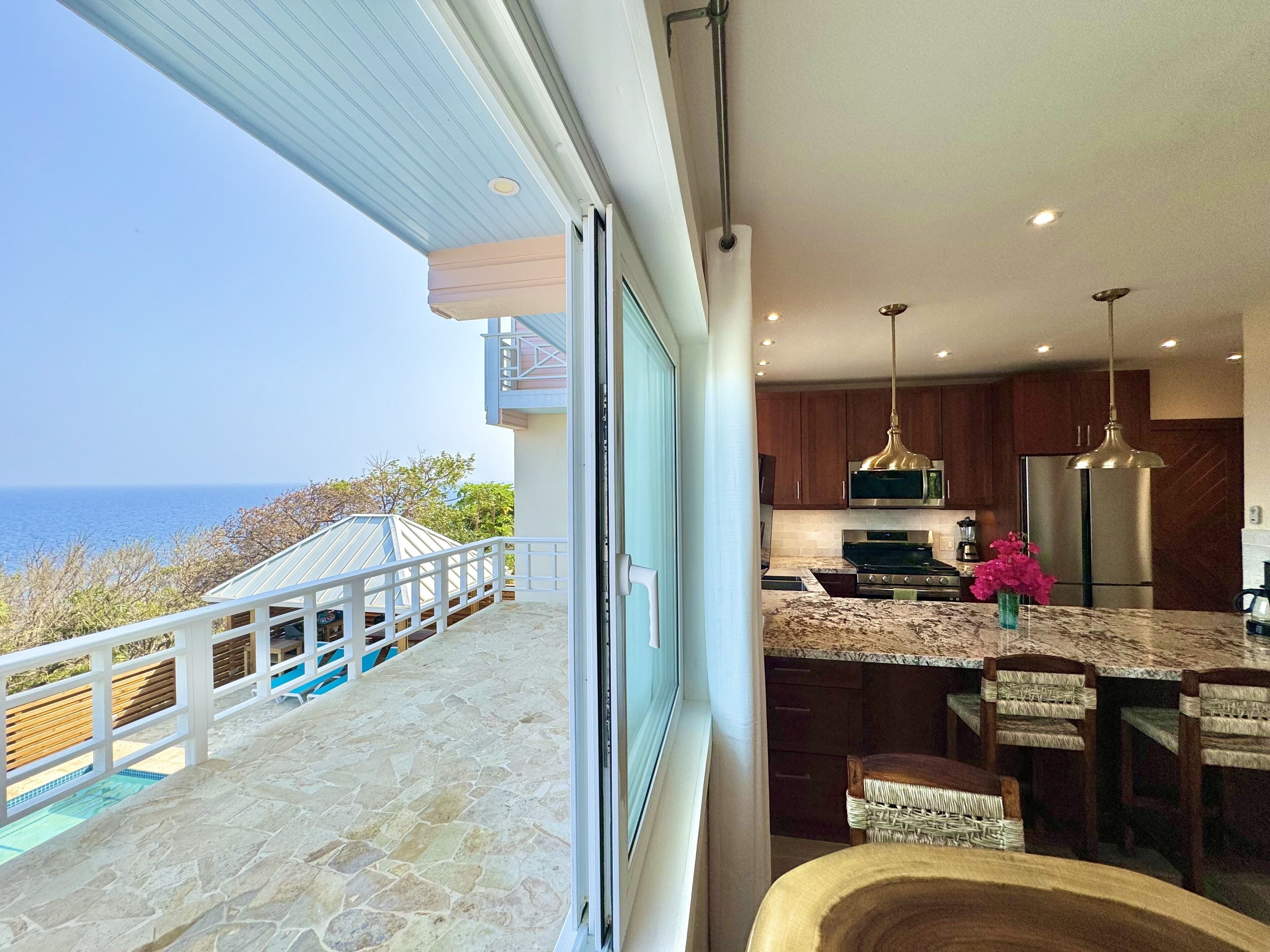 Micro-ondes, four, plaque de cuisson, cafetière/bouilloire