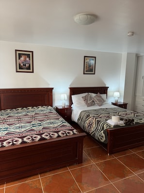 Phòng đôi hoặc 2 giường đơn tiện nghi đơn giản | Chăn bông, nệm Tempur-Pedic, trang bị nội thất với thiết kế riêng biệt
