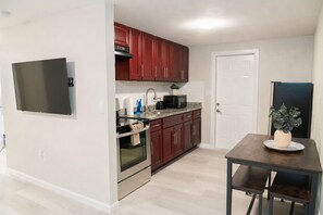 Living area - University Serenity Suites 15th (Tampa)