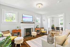 TV, fireplace