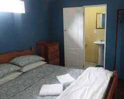 Basic Apartment | Bathroom | Towels, toilet paper