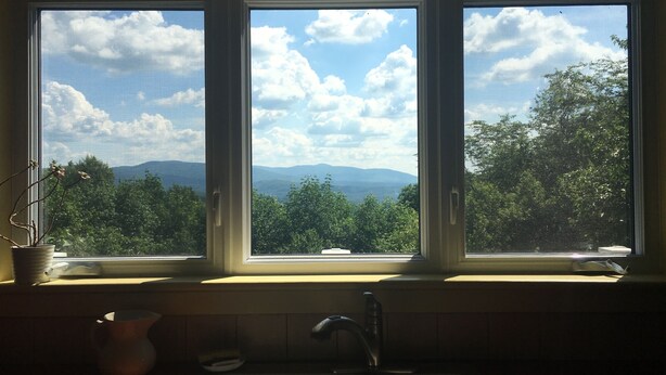 A kitchen with a window overlooking a mountainous landscape. - Charming Home, Panoramic Mountain Views, Ideal For Family (Bolton-Ouest)