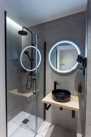 Superior Triple Room, Balcony, City View | Bathroom | Shower, rainfall showerhead, hair dryer, towels - CASUAL FUENTES (Bilbao)