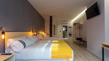 ห้องแฟมิลี่สำหรับสี่ท่าน, ระเบียง, วิวเมือง | เตียงเมมโมรีโฟม, ตู้นิรภัยในห้องพัก, โต๊ะทำงาน