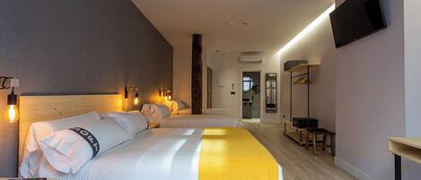 Familien-Vierbettzimmer, Balkon, Stadtblick | Betten mit Memory-Foam-Matratzen, Zimmersafe, Schreibtisch