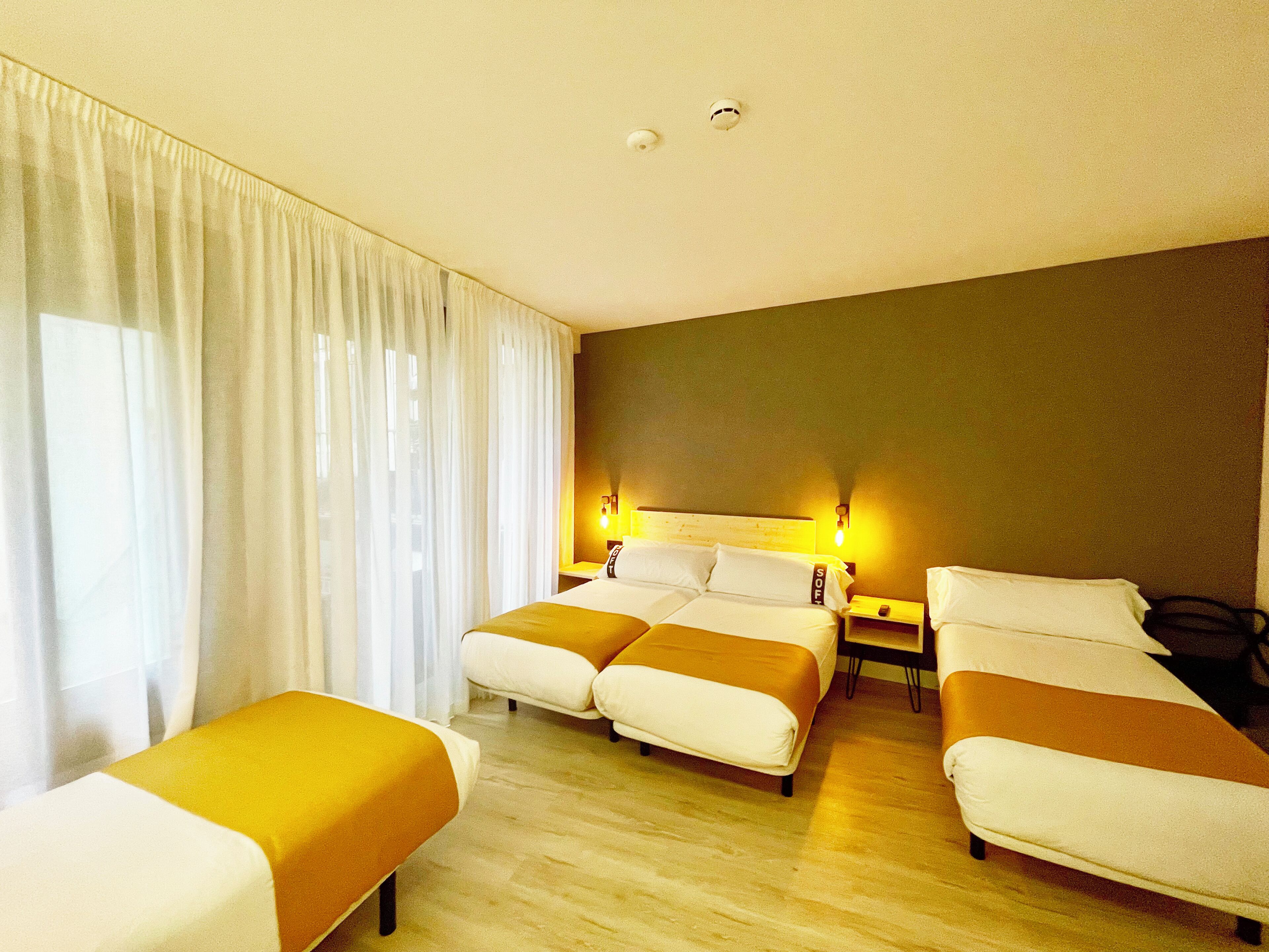 Habitación cuádruple familiar | Colchones viscoelásticos, caja fuerte, escritorio