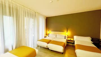 Habitación cuádruple familiar | Colchones viscoelásticos, caja fuerte, escritorio