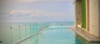 New apartment with view to the ocean, just steps away from the beach to enjoy