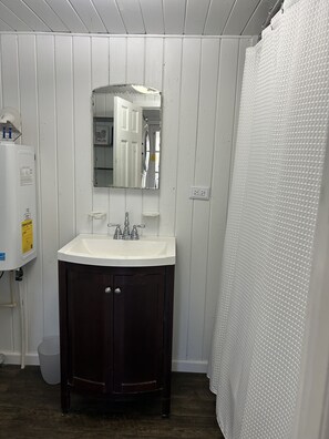 Secadora de cabello, toallas, jabón, papel de baño 