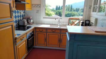 Een koelkast, een oven, een kookplaat, een vaatwasser