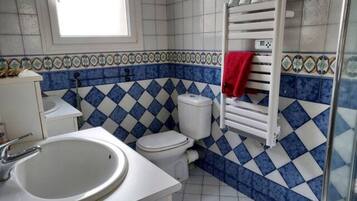 SĂšche-cheveux, serviettes fournies, savon, shampoing