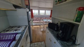 Geladeira, micro-ondas, fogão, cooktop