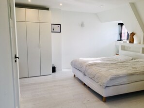 3 habitaciones, tabla de planchar con plancha, wifi y ropa de cama 